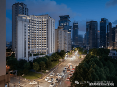 共有两个车行入口